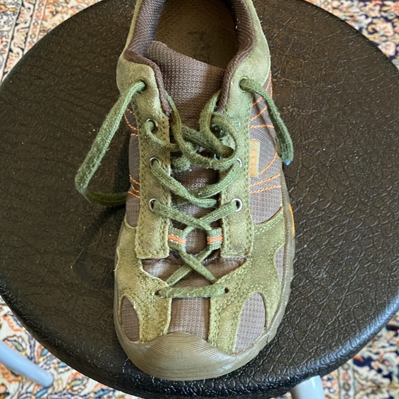 Keen hiking shoes in green and brown with orange stitching. - Picture 2 of 12